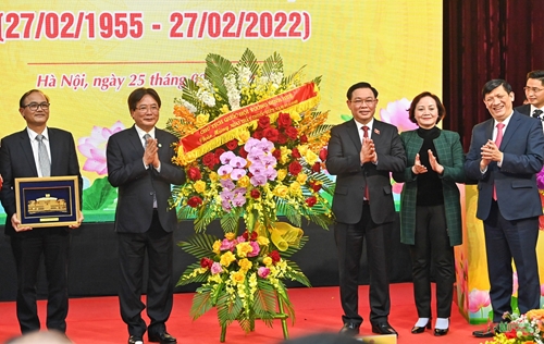 Chủ tịch Quốc hội thăm Bệnh viện Hữu nghị Việt Đức, chúc mừng thầy thuốc cả nước